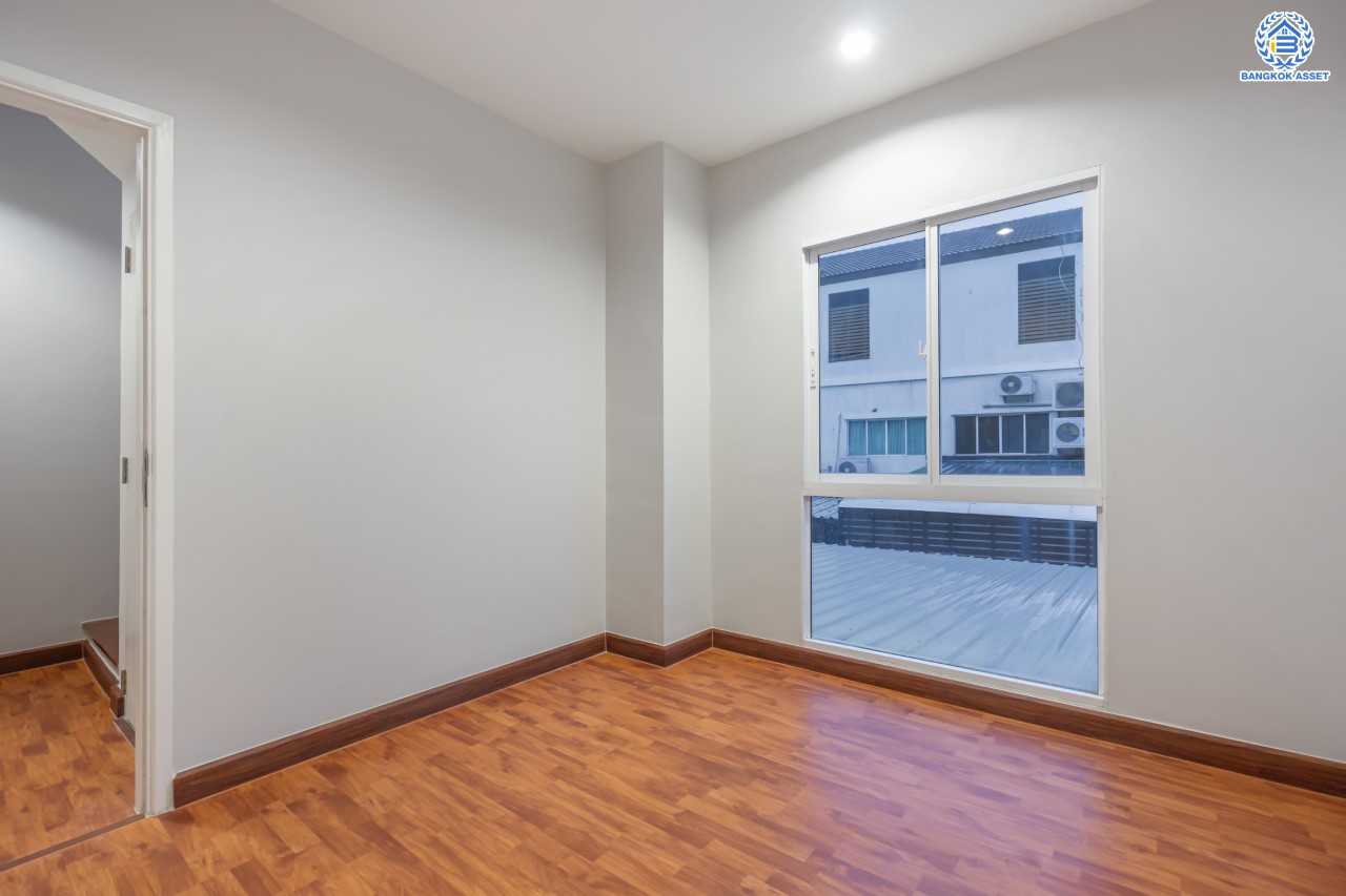 บ้านมือสองตกแต่งใหม่ ม.พาทิโอ แจ้งวัฒนะ-เมืองทอง ใจกลางเมืองทองธานี พร้อมสิ่งอำนวยความสะดวกครบครัน ใกล้ทะเลสาบเมืองทอง หลังใหญ่ 3 ชั้น บนเนื้อที่ 22 ตร.ว. ฟังก์ชัน พร้อม 3 ห้องนอน 3 ห้องน้ำ บนทำเลเชื่อมต่อ ถ.ติวานนท์, ถ.แจ้งวัฒนะ ใกล้ทางด่วน "เมืองทอง"...